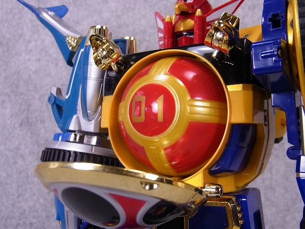 Original DX Senpuujin chest hatch lowered to expose the red and gold number 01 Karakuri Ball.