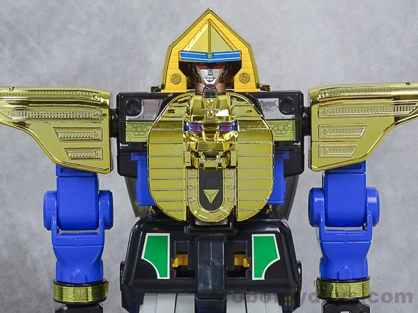 Original DX Ohranger Robo wearing Graviton Head, with its unchanged gold lion chest and blue arms.