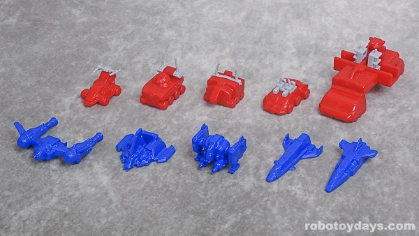 Ten miniature vehicles supplied with GigaBitus: five red GigaWheels and five blue GigaWings.