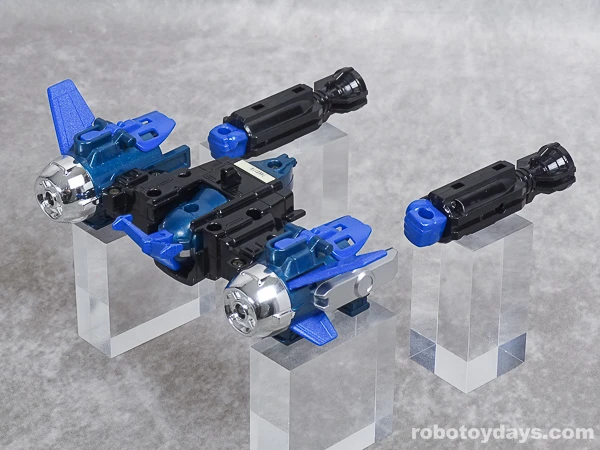 Two thrusters detached beside GigaWing 1, showing blue fists at the opposite ends.