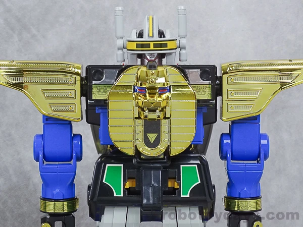 Original DX Ohranger Robo wearing Vulcan Head, with its unchanged gold lion chest and blue arms.