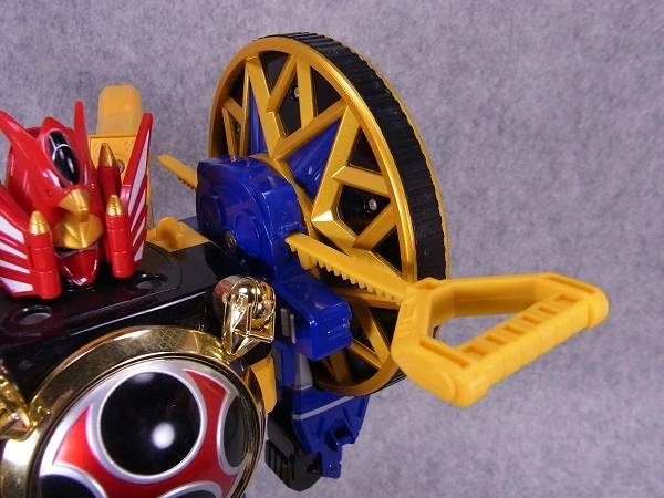 Close-up of the original DX toy with a yellow tail rod inserted behind the lion mane.