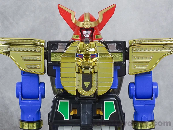 Original DX Ohranger Robo wearing Wing Head, with its unchanged gold lion chest and blue arms.